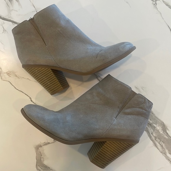 Banana Republic Ankle booties, size 7, Taupe, Tan, Chunky 4 inch heel - Picture 8 of 15